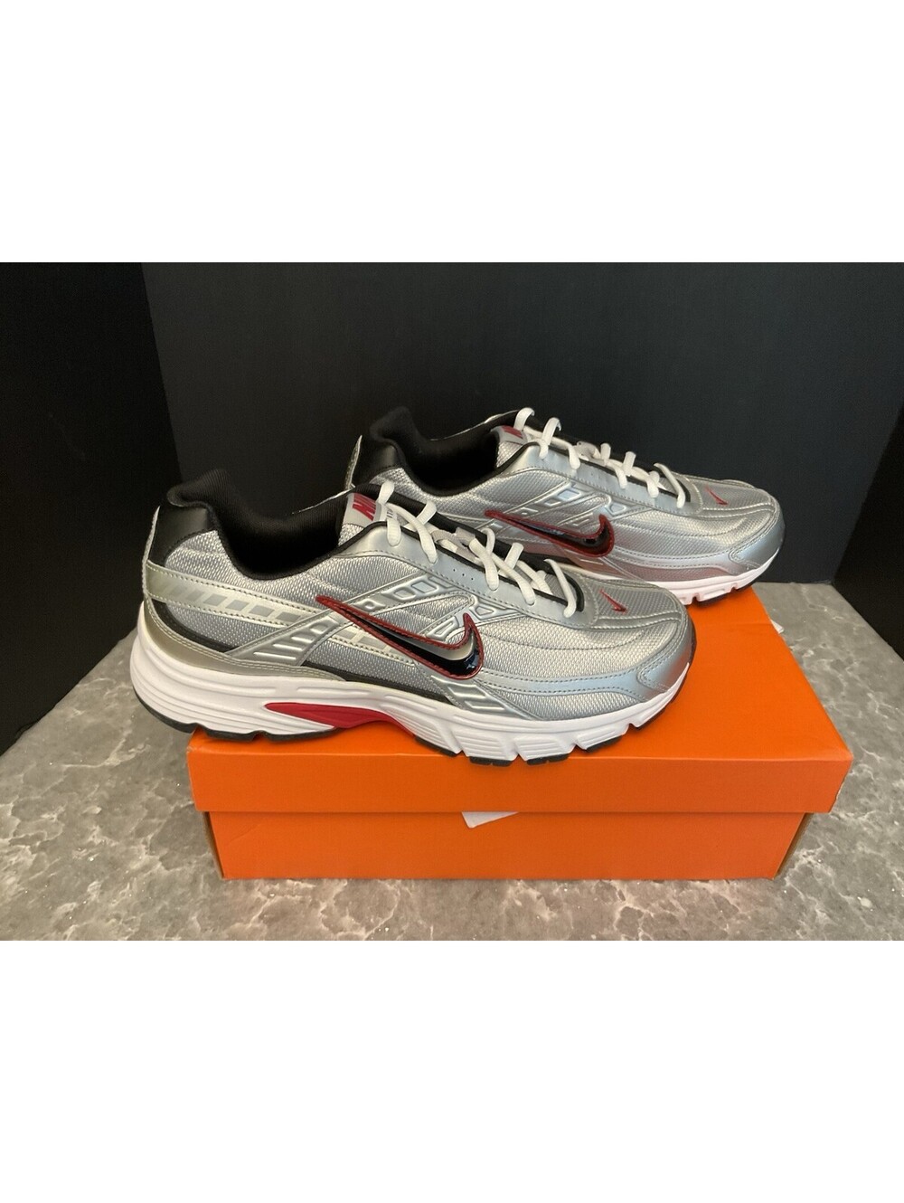 New! Mens Nike INITIATOR Metallic Silver/Black/Red Running Sneakers. Size 10.